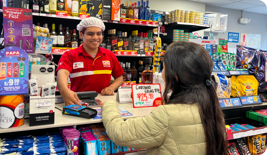 Empleado OXXO atendiendo cliente